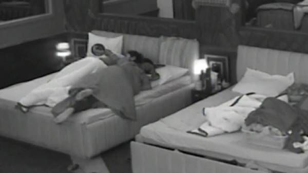 படுக்கையில் கட்டிப் புரண்ட தாமரை மற்றும் பிரியங்கா.. அப்படி சண்டை போட்டவங்களா இப்படி மாறிட்டாங்க?