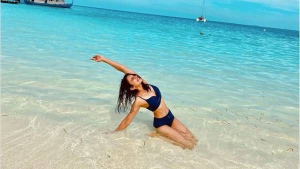 கடற்கரையில் கருப்பு பிகினி அணிந்து கிறங்கடிக்கும் பிரபல நடிகை.. மலைத்துப் போன ரசிகர்கள்!