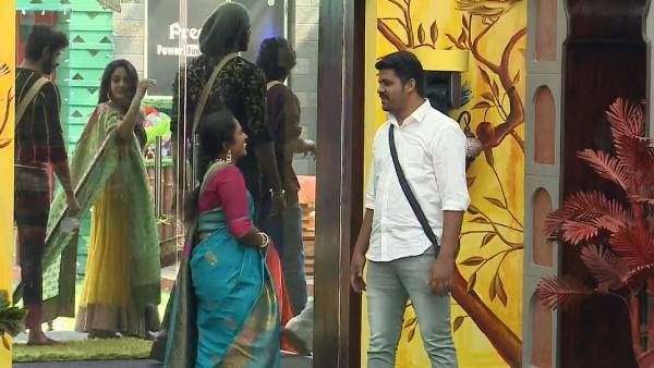 பிக்பாஸ் தாமரையின் கணவர் எங்கே வேலை பார்க்கிறார் தெரியுமா? லீக்கான போட்டோ!