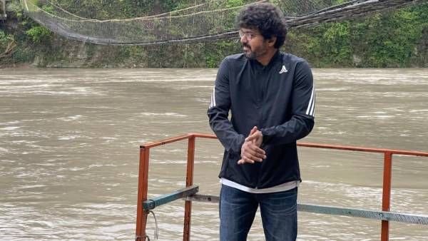 29 வருட சினிமா பீஸ்ட்.. வைரலாகும் தளபதி விஜய்யின் செம கேஷுவல் க்ளிக்.. கொண்டாடும் ரசிகர்கள்!