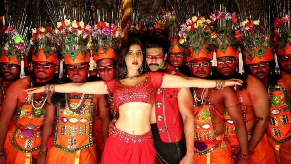 அடிக்கிற வெயிலுக்கு குளுகுளுன்னு கவர்ச்சி போட்டோவை வெளியிட்ட ராஷி கண்ணா!