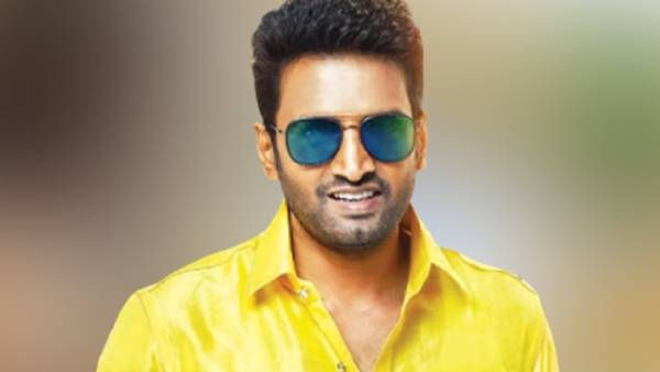 ப்ளட்டுனா ரத்ததானம்...காமெடினா சந்தானம்... டைமிங்கில் ரைமிங்... ஹேப்பி பர்த்டே வாத்தியாரே!