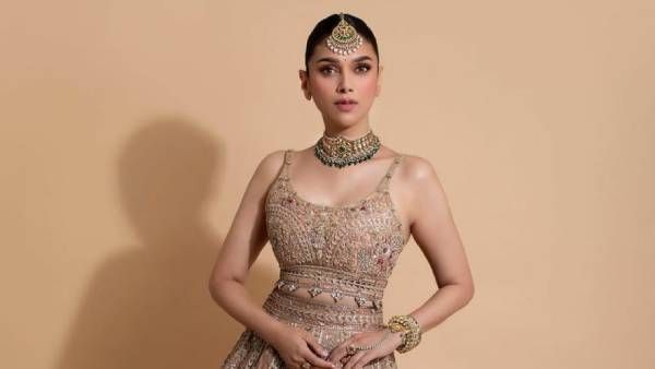 மெழுகு சிலையாக மனதை வருடும் நடிகை அதிதி ராவ்!