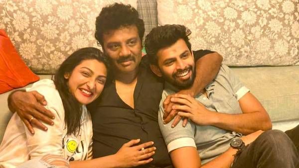 ஷோவே முடியல அதற்குள் அவசரம்.. எவிக்ட் ஆன சஞ்சீவை வரவேற்ற வருண் மற்றும் அக்ஷரா.. வெளியான பிக்ஸ்!