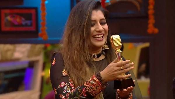 சார்… ஆப்பிள் சார்… கமலின் முன் அசடு வழிய நின்ற பிரியங்கா !