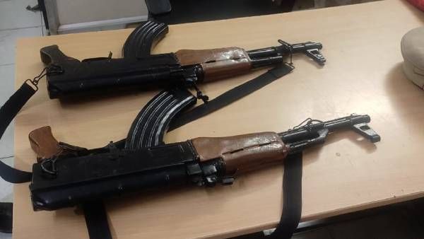 சினிமாவில் பயன்படுத்தும் டம்மி ஆயுதங்களை கொண்டுச் செல்ல உரிமம் வேண்டும்.. உயர்நீதிமன்றத்தில் வழக்கு!