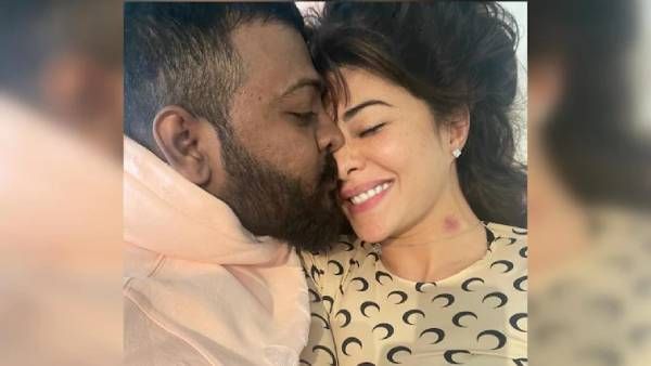 படுக்கை அறையில் படு நெருக்கமாக.. பிரபல நடிகைக்கு மூக்கில் முத்தமிட்ட மோசடி மன்னன்.. ஷாக்கிங் பிக்!