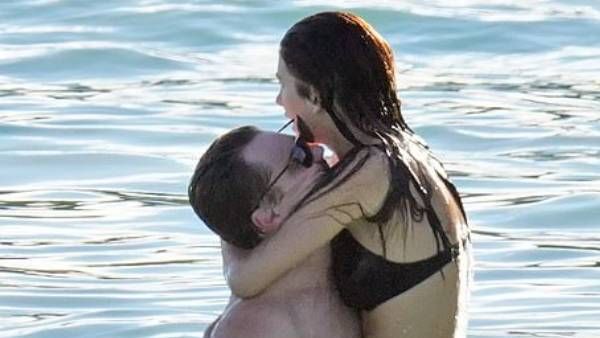 தன்னை விட 23 வயது குறைவான சின்ன பொண்ணு.. கடலில் கட்டிப் பிடித்து ரொமான்ஸ் பண்ண டைட்டானிக் பட ஹீரோ!