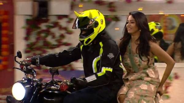 பைக்கில் உள்ளே வந்த மூவர்.. பாவனியை இப்படி பிக்கப் பண்ணிட்டு போயிட்டாங்களே.. 2வது ரன்னர் அப்!