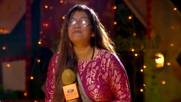 கால் வலின்னு சொல்லிட்டு இப்படி குதிக்கிறாரே பிரியங்கா.. பட்டாசு மேடையில் ஏறிய ஃபைனலிஸ்ட்!