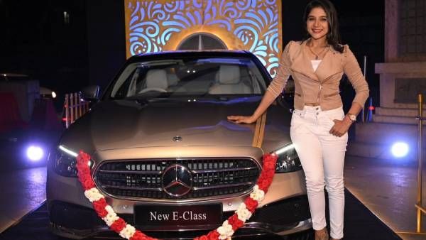புதிய மெர்சிடஸ் சொகுசு கார் வாங்கிய பிக் பாஸ் பிரபலம்.. பெற்றோருடன் முதல் ரைடு போன சாக்‌ஷி அகர்வால்!