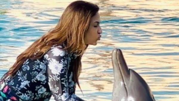 டால்பினுக்கு முத்தம் கொடுத்த சூப்பர்ஸ்டார் பொண்ணு... வைரலாகும் புகைப்படம்
