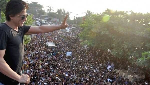 ஷாருக் இல்லாத பாலிவுட்....வீ மிஸ் யூ ஷாருக்... ட்ரெண்ட்டாக்கும் ரசிகர்கள்