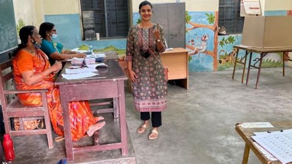 சுடிதாரில் செம சிம்பிளாக வந்து காலையிலேயே வாக்களித்த ஐஸ்வர்யா ராஜேஎஷ்.. லைக் போடும் ரசிகர்கள்!