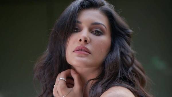 பகலில் வரும் நிலா போல பளிச்சிடும் அமைரா தஸ்தூர்!