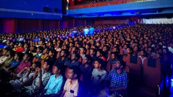 தியேட்டர்களில் 100% பார்வையாளர்களுக்கு அனுமதி...கொண்டாட்டத்தில் ரசிகர்கள்