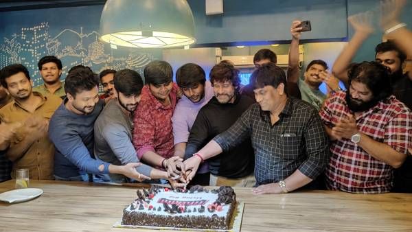 ஒடிடியில் வெறித்தனமாக ஓடும் விக்ரம் படம்.. கேக் வெட்டி சக்சஸ் பார்ட்டி கொண்டாடிய மகான் படக்குழு!