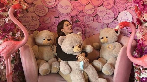 டெடிபெர கட்டி உறங்கிடும் குட்டி மலர் இவ... டெடி பொம்மைகளுடன் க்யூட் ஹன்சிகா!