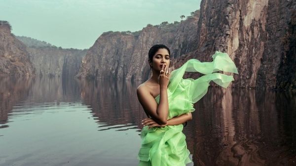 குளத்தின் மேல் நின்று கிளாமர் போட்டோ ஷூட்.. கலக்கும் கீர்த்தி பாண்டியன்!