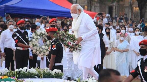 அரசு மரியாதையுடன் சிவாஜி பார்க்கில் இறுதி மரியாதை..பாடகி லதா மங்கேஷ்கர் உடலுக்கு பிரதமர் மோடி அஞ்சலி