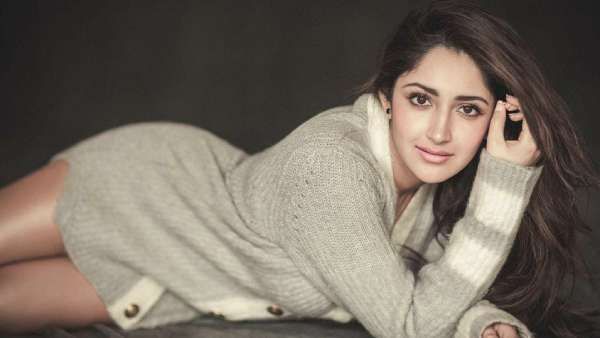 பளபளக்கும் பால் முகம் பற்றவைக்கும் பார்வை... இளசுகளை கவரும் சாயிஷா!