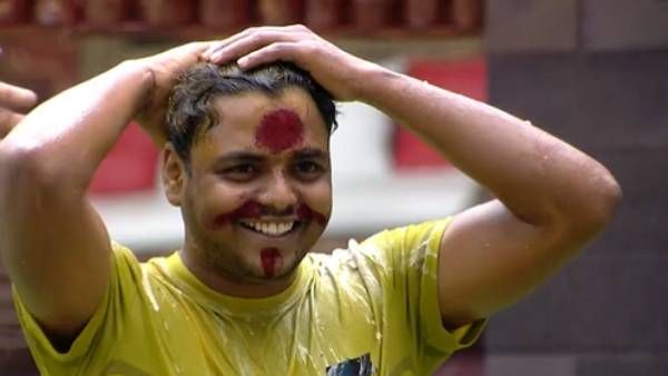 முட்டை, மஞ்சள் குளியல்.. பொட்டுவச்சு ஷாம்பு அபிஷேகம்..புதுவரவு சதீஷை ராகிங் செய்த பிக்பாஸ் டீம்!