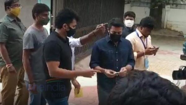 அண்ணன் சூர்யாவுடன் ஓட்டுப் போட வந்த தம்பி கார்த்தி.. டிரெண்டாகும் புகைப்படங்கள்!