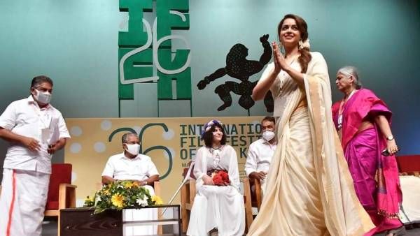 பாவனாவின் சர்ப்ரைஸ் என்ட்ரி.. பாகுபலி எஃபெக்ட்டால் அதிர்ந்த சர்வதேச திரைப்பட விழா.. வெல்கம் பேக்!