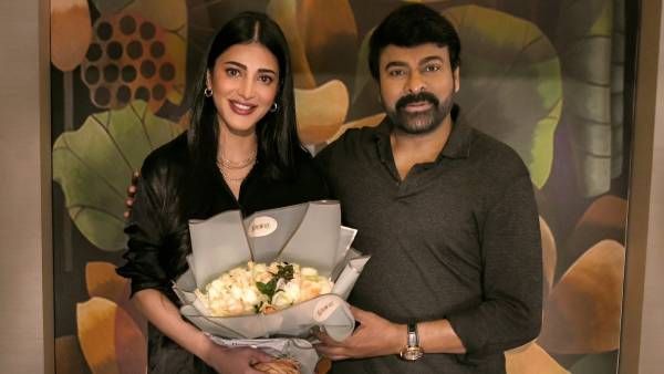 அவங்க அப்பாவோட ஒண்ணா ஸ்கூல் படிக்கிற.. அவர் பொண்ணுக்கே ரோஸ் கொடுக்கிற.. கதையா இருக்கே!