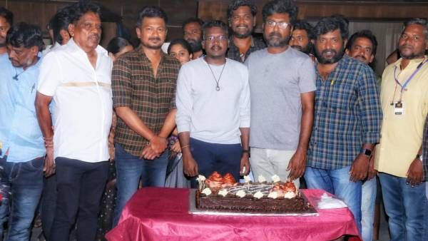 ‘மாமன்னன்’ படக்குழுவினருடன் கேக் வெட்டி பிறந்தநாளை கொண்டாடிய மாரி செல்வராஜ்!