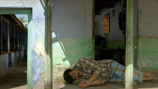 கட்டாந்தரையில் கையை வைத்து தூங்கும் மம்முட்டி... ரசிகர்கள் உருக்கம்