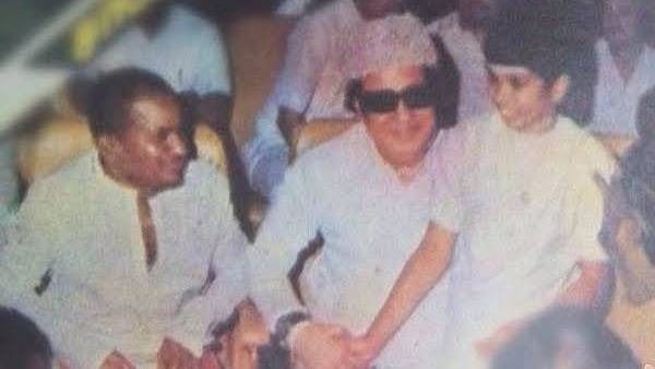 எம்ஜிஆரின் மடியில் உட்கார்ந்து கொண்டிருக்கும் சிறுவன்.. இப்பொழுது தமிழ் சினிமாவில் பிரபலம்!