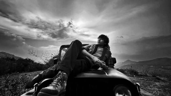 எதுக்கு இப்படி ஒரு போஸ்...நானே வருவேன்...தனுஷ் தந்த மாஸான அப்டேட்