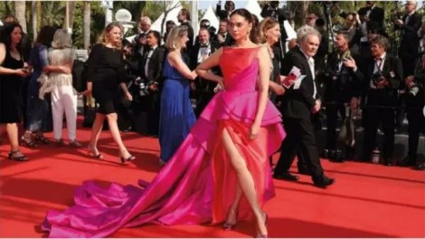 பிரபல நடிகைகளை ஒட்டகங்களுடன் ஒப்பிட்ட அதிதி ராவ்.. ஏன் அப்படி சொன்னாரு தெரியுமா?