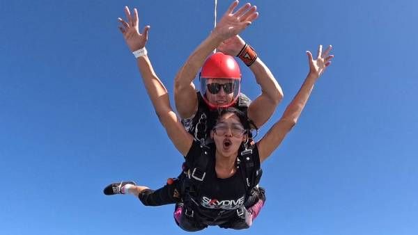 யம்மாடியோவ்...என்னம்மா டைவ் அடிக்கிறார் ஏரில்...வாய் பிளக்க வைத்த சார்பட்டா பரம்பரை நடிகை