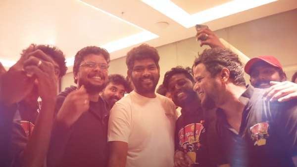 ரசிகர்களுடன் படம் பார்த்த விக்னேஷ் சிவன்... என்னது டான்சும் ஆடியிருக்காரா!