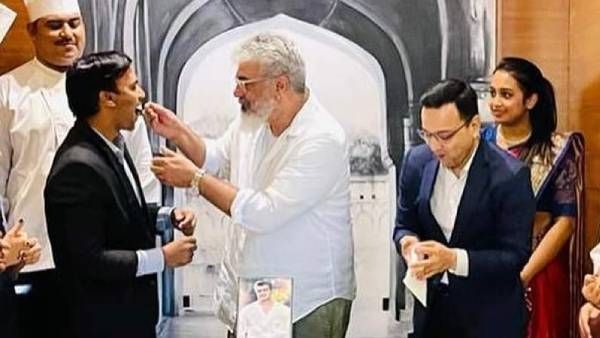 கொடுத்து வச்ச ஹோட்டல் ஊழியர்.. அஜித் என்னம்மா கேக் ஊட்டுறாரு.. டிரெண்டாகும் புகைப்படம்!