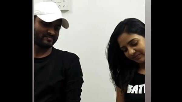 கையில் என்ன லவ் லெட்டரா ?.. கொஞ்சி கொஞ்சி விளையாடும் பாவ்னி -அமீர் !