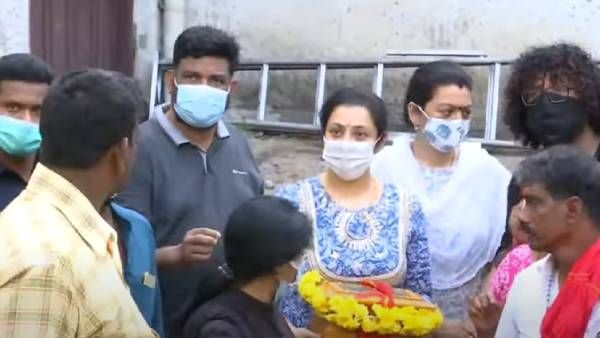 கையில் கணவரின் அஸ்தி.. நிலைகுலைந்து போன மீனா.. மீளா துயரத்தில் !