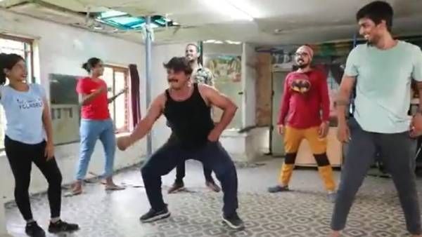 அட அப்படி இல்லப்பா.. இப்படி ஆடு.. டான்ஸ் சொல்லி தரும் மன்சூர் அலிகான்!