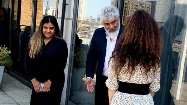 அஜித் ஏன் இப்படி நிற்கிறார் ...மீண்டும் டிரெண்டாகும் லேட்டஸ்ட் போட்டோ...இப்போ எதுக்கு?