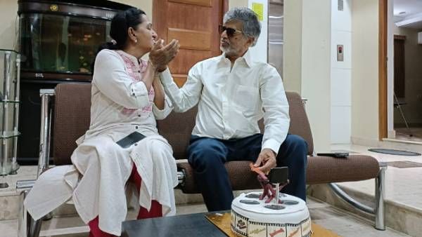 மகன் விஜய் வரல.. மனைவி ஷோபாவுடன் கேக் வெட்டி பிறந்தநாள் கொண்டாடிய இயக்குநர் எஸ்.ஏ. சந்திரசேகர்!