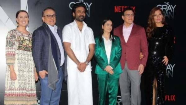 தி க்ரே மேன் பிரிமீயர் ஷோவில் மாஸ் என்ட்ரி.. எங்கப் போனாலும் கலாச்சாரத்தை விட்டுக் கொடுக்காத தனுஷ்!