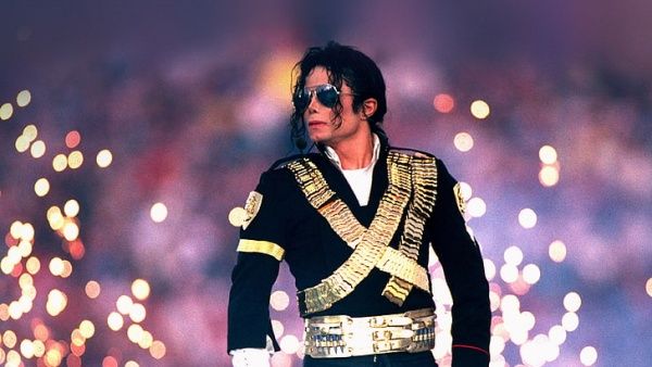 உலக மக்களின் ஆதர்ச இசை நாயகன் மைக்கேல் ஜாக்சன்..50 வயதில் மரணித்தவரின் மரணமில்லா வாழ்க்கை