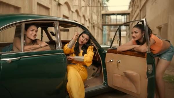 ரெட்ரோ ஸ்டைலில் மஞ்சக் காட்டு மைனாவாக ஐஸ்வர்யா ராஜேஷ்: தெறிக்கவிடும் டிரைவர் ஜமுனா Cool Dude சாங்!