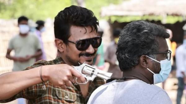 இயக்குநர் மாரி செல்வராஜ் கழுத்தில் துப்பாக்கி வைத்த உதயநிதி.. என்ன வில்லத்தனம்!