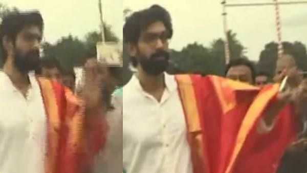 செல்ஃபி எடுக்க முயன்ற ரசிகர்… கோபத்தில் செல்போனை பிடுங்கிய பாகுபலி பட வில்லன்