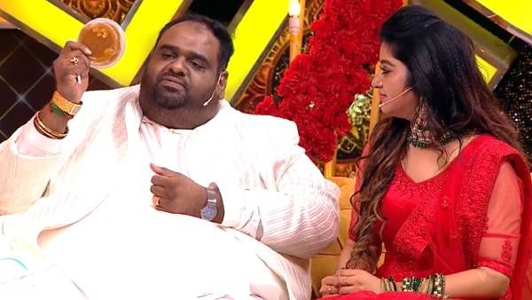 மனைவி மகாலட்சுமிக்கு அல்வா கொடுத்த ரவீந்தரன்..பப்ளிக்கா இப்படி செய்யலாமா?