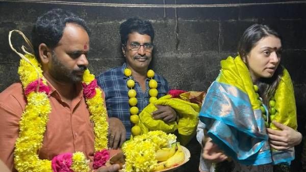 கடவுளே எல்லாம் நல்லபடியா நடக்கணும்..காளிகாம்பாள் கோவிலில் மனம் உருகி பிரார்த்தனை செய்த ஹன்சிகா!