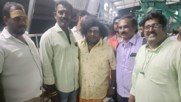 கார்த்திகை தீபத்தையொட்டி பழனியில் பிரபல காமெடி நடிகர் யோகிபாபு சாமி தரிசனம்!